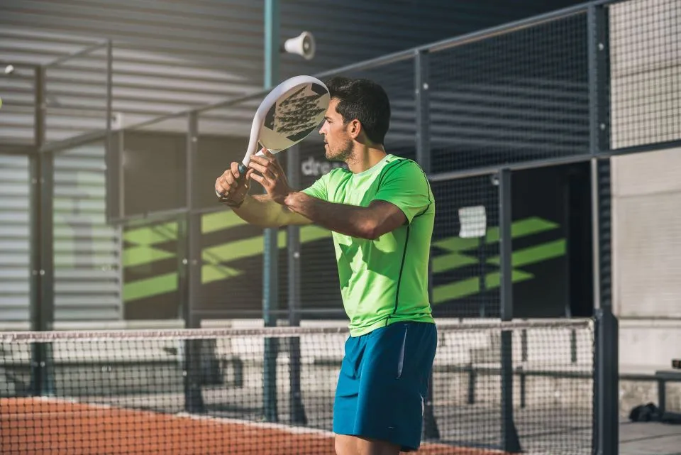 Adulti durante una lezione di padel